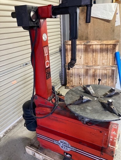 自動車　タイヤ交換　タイヤチェンジャー  整備工具