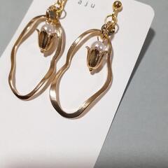 【金具変更無料】フープの中に可愛いお花のイヤリング