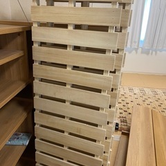 ベッドフレーム　クイーンサイズの画像