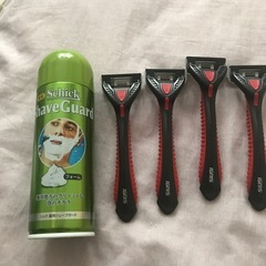 シェーバーと4枚刃髭剃りです。