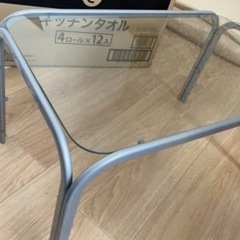 1人暮らし用のガラステーブル