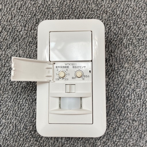 パナソニック配線器具(Panasonic) コスモシリーズワイド21[壁取付]熱線センサ付自動スイッチ WTK1811WK(2線式・3路配線対応形)
