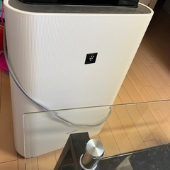 シャープ加湿器とテーブル