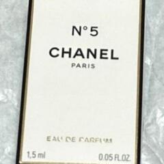 CHANEL シャネル♥スノードーム♥ No.5 香水♦モチーフ インテリア♦ オブジェ♦置物 オーナメント♦シャネル♦No.5 香水サンプル1.5ml♦CHANEL シャネル クリスマスチャーム 2点♥ノベルティの画像