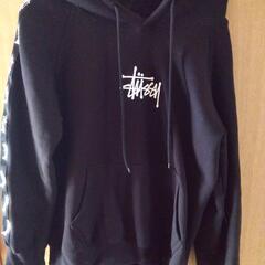 ①Stussyフードパーカー