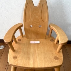 オークヴィレッジ　ひじ付イス（うさぎ）