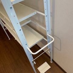 段差がまたげる伸縮デザインシューズラック　カーテンバー付きの画像