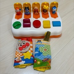 アンパンマンおもちゃと、よだれカバーの画像