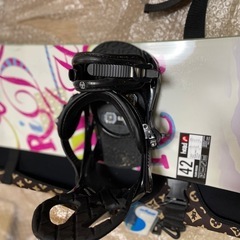 スノーボードの板とブーツの画像