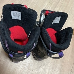 スノーボードの板とブーツの画像