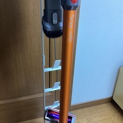 【お譲り先確定】ダイソンコードレス掃除機 v8fluffy スタンドセットの画像