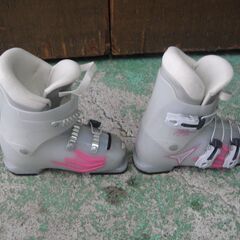 セール中につき、通常特価3,278円より半額の1,639円!　スキー靴　21.5cm　スキーブーツ　ピンク　桃色　ウィンタースポーツ　冬　スポーツ用品　ジュニアスキーの画像