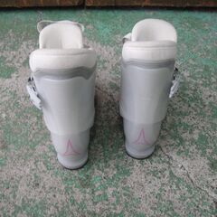 セール中につき、通常特価3,278円より半額の1,639円!　スキー靴　21.5cm　スキーブーツ　ピンク　桃色　ウィンタースポーツ　冬　スポーツ用品　ジュニアスキーの画像