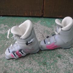 セール中につき、通常特価3,278円より半額の1,639円!　スキー靴　21.5cm　スキーブーツ　ピンク　桃色　ウィンタースポーツ　冬　スポーツ用品　ジュニアスキーの画像