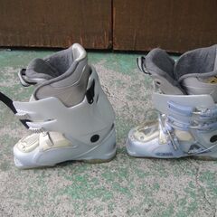セール中につき、通常特価3,278円より半額の1,639円!　DOROMITE　ドロミテ　スキー靴　白　23～23.5cm スキーブーツ　ウィンタースポーツ　冬　スポーツ用品の画像