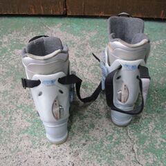 セール中につき、通常特価3,278円より半額の1,639円!　DOROMITE　ドロミテ　スキー靴　白　23～23.5cm スキーブーツ　ウィンタースポーツ　冬　スポーツ用品の画像
