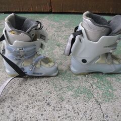 セール中につき、通常特価3,278円より半額の1,639円!　DOROMITE　ドロミテ　スキー靴　白　23～23.5cm スキーブーツ　ウィンタースポーツ　冬　スポーツ用品の画像