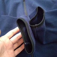 ユニクロ　中厚手のパーカー　ネイビー　Mの画像