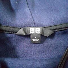 ユニクロ　中厚手のパーカー　ネイビー　Mの画像