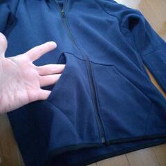 ユニクロ　中厚手のパーカー　ネイビー　Mの画像