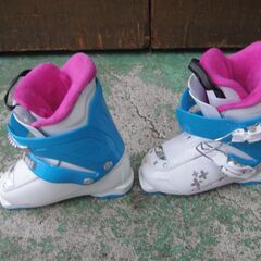 セール中につき、通常特価3,828円より半額の1,914円!NORDICA　スキー靴　Little Belle2　21.5cm　キーブーツ　ウィンタースポーツ　冬　スポーツ用品の画像