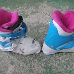 セール中につき、通常特価3,828円より半額の1,914円!NORDICA　スキー靴　Little Belle2　21.5cm　キーブーツ　ウィンタースポーツ　冬　スポーツ用品の画像