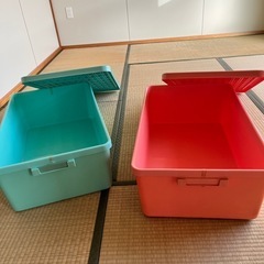 昔ながらの衣装ケース2個