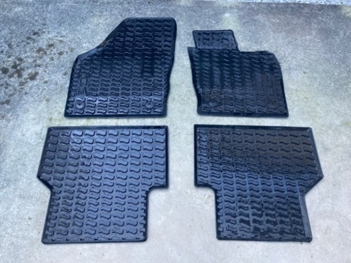 Audi アウディ  Q3用ラバーマット運転席、助手席、後部座席x2