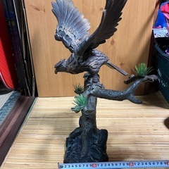 【値下げしました】金属製　鷹の置物の画像