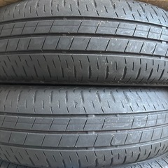 軽自動車用バッテリーとタイヤの画像