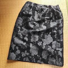 光沢黒生地　薔薇の模様が浮き出て見えます