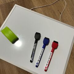 ホワイトボード＋マーカー３色＋黒板消し
