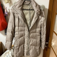 女性用の長めのダウンジャケット