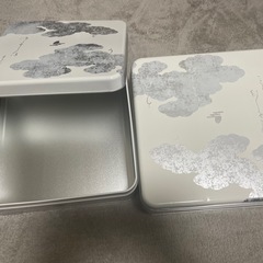 空のお菓子の缶