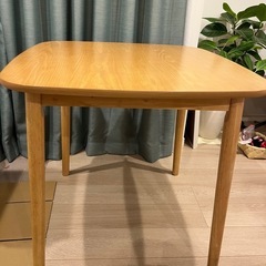 木製のダイニングテーブル(75cm×75cm×高さ70cm)