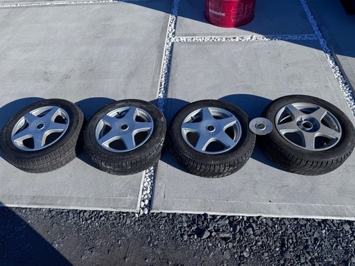 スタッドレスタイヤ　185/65R15 溝はまだ使えそうですが、古いです。ホイールセット　格安です！