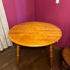 シンプルな木製の丸テーブル
