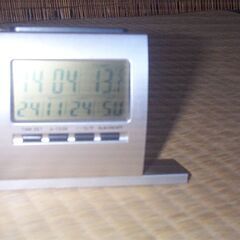 置時計　デジタル　 機能　時刻（時分）　気温（Ｃ・Ｆ）　日付（年月日）　曜日　 *目覚ましは無し　の画像