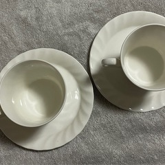 白いコーヒーカップ、ソーサーペアの画像