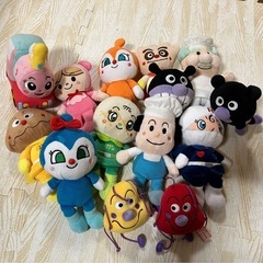 アンパンマンのぬいぐるみとねじねじのおもちゃ