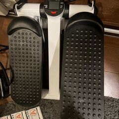 レンジ、炊飯器、掃除機、ステッパーセットの画像