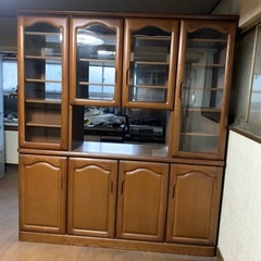 食器棚になります。