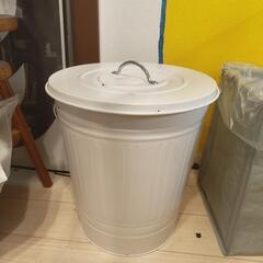 IKEAの蓋付きゴミ箱
KNODD クノッド 40L 