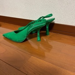 緑のパンプスの画像