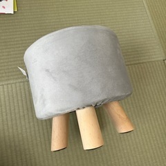 足つき椅子　グレー　スエードの画像