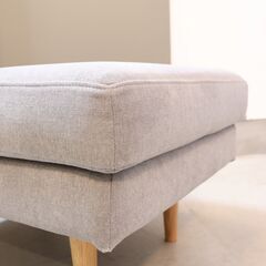 TAKANO MOKKOU(高野木工)のLEO(レオ) オットマン/オーク材です！軽やかなシンプルで飽きの来ないシルエットのスツール。ナチュラルモダンや北欧スタイルなどのインテリアのアクセントに♪の画像