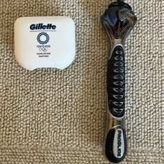 gillette 電動シェーバー　カバー付き