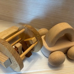 木のオルゴールカーと手回し車
