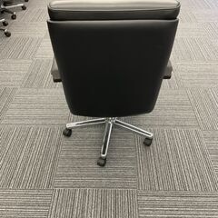 会議チェア　黒　オフィス家具　椅子の画像