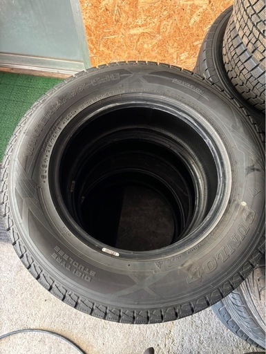 ダンロップ　ウィンターマックスSJ8+  215/70R16 ２２年製スタッドレスタイヤ4本セット